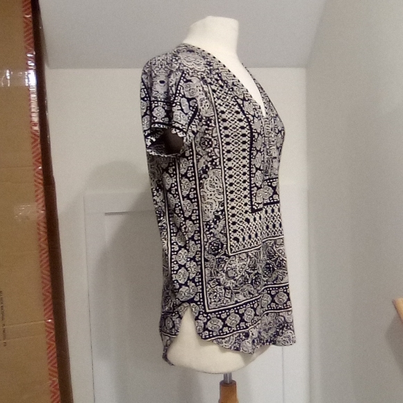 Lucky Brand Short Sleeve Top Split Cure Hem VNeck - Picture 3 of 13